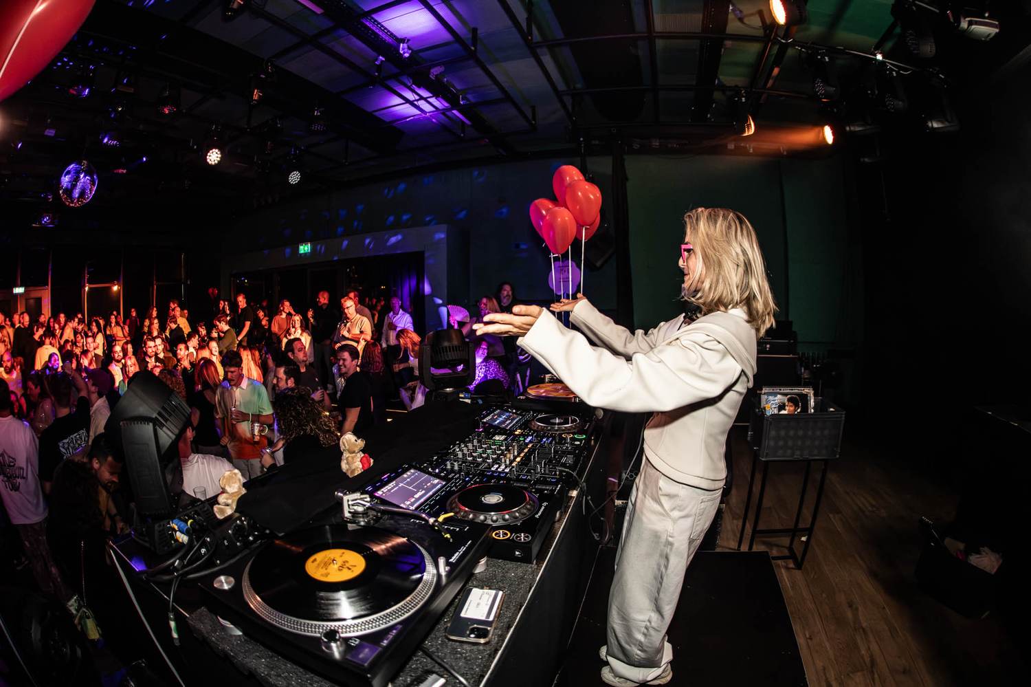 Vrij-Gezellig clubnacht: DJ en een volle dansvloer met singles