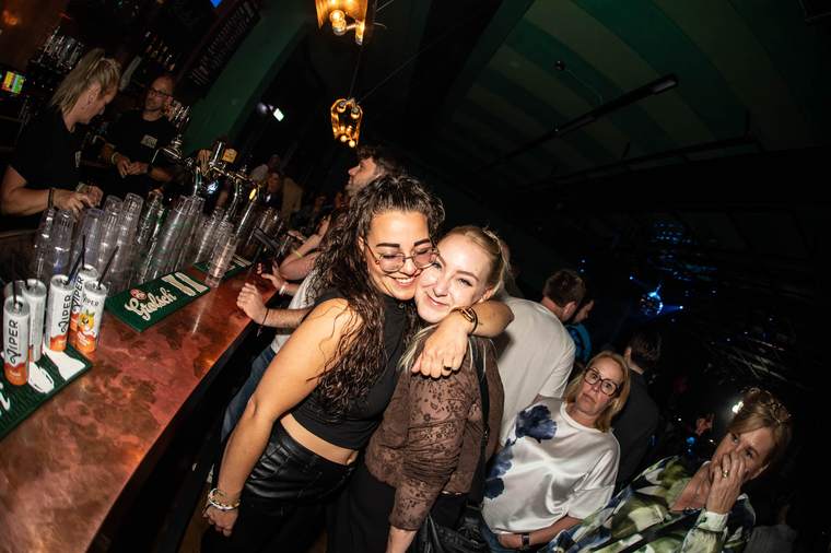 Twee bezoekers aan de bar